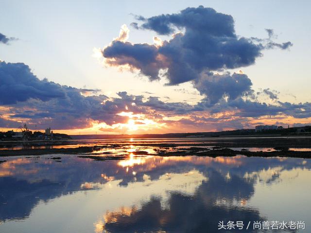 黑龙江畔落日余晖红满天，景色宜人留连返