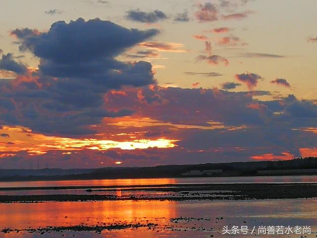 黑龙江畔落日余晖红满天，景色宜人留连返
