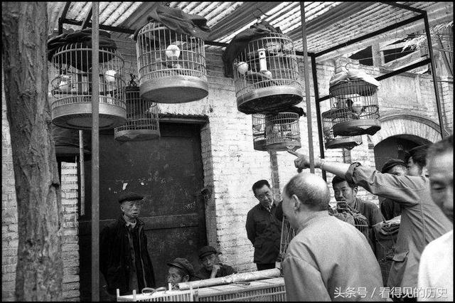 老照片：外国摄影师镜头下的1984年成都青石桥农贸市场
