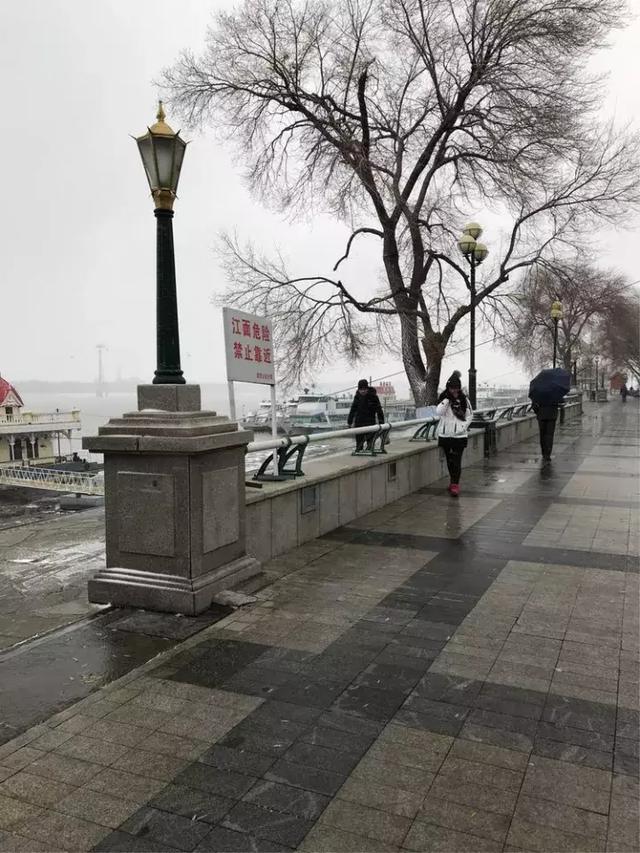 哈尔滨,风雪中的松花江畔