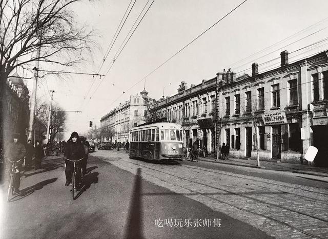 1982年的哈尔滨道外 遍地自行车 路边多商贩