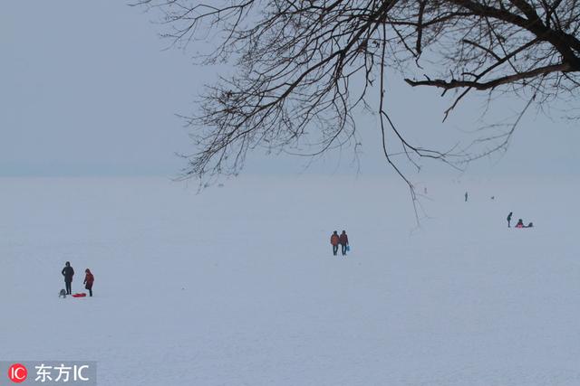 哈尔滨降雪松花江如白纸 老江桥上市民穿行犹如电影海报