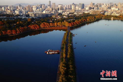 俯瞰杭州西湖白堤。