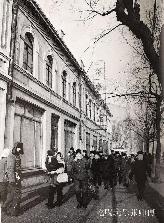 1982年的哈尔滨道外 遍地自行车 路边多商贩