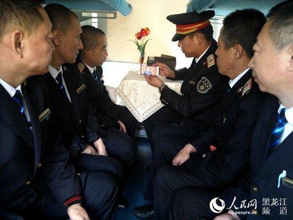 黑龙江省各界干部群众收听收看十九大开幕会盛况